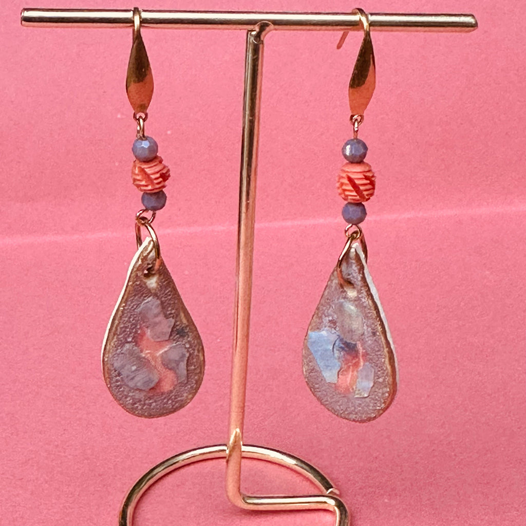 Gouttes en porcelaine mauve et corail