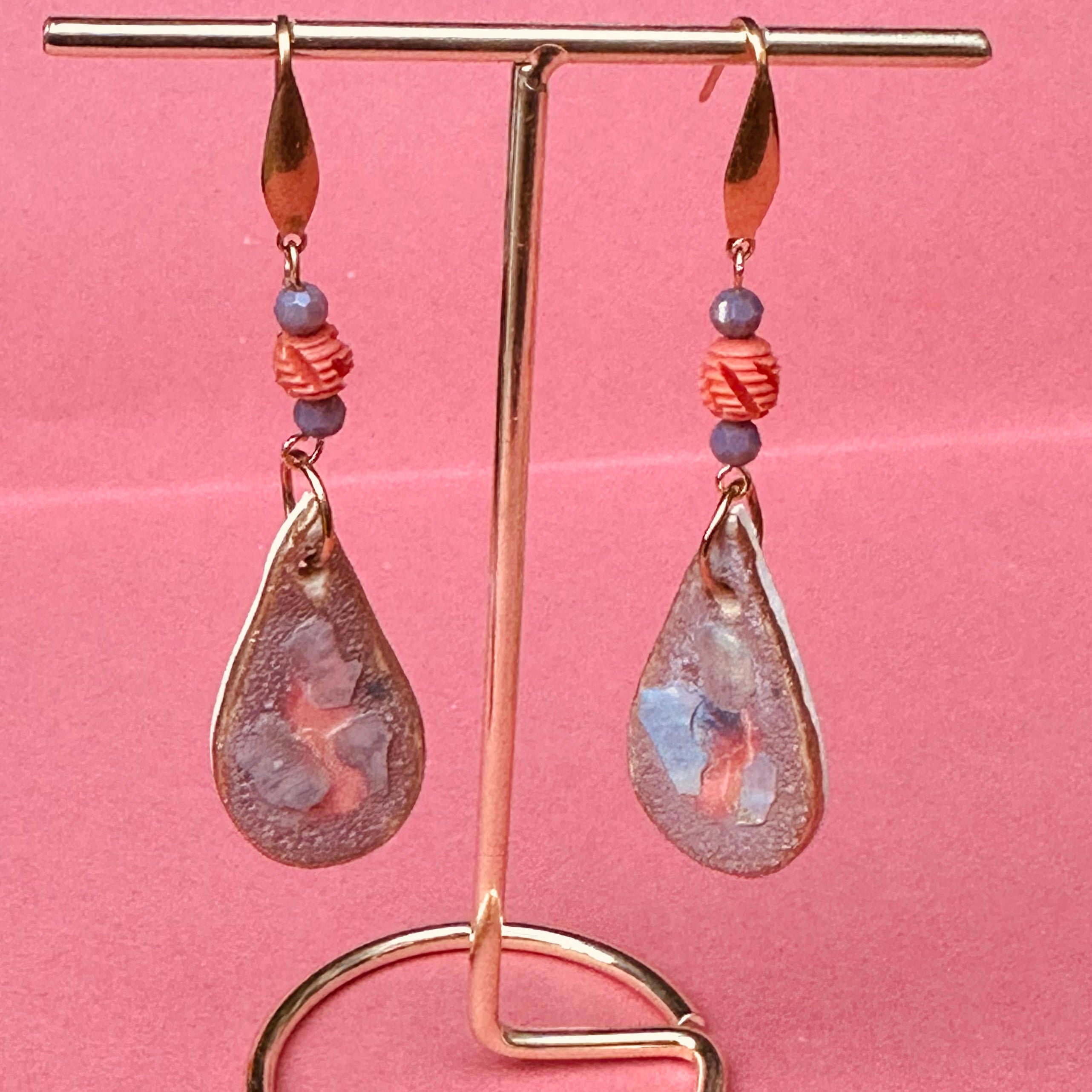 Gouttes en porcelaine mauve et corail