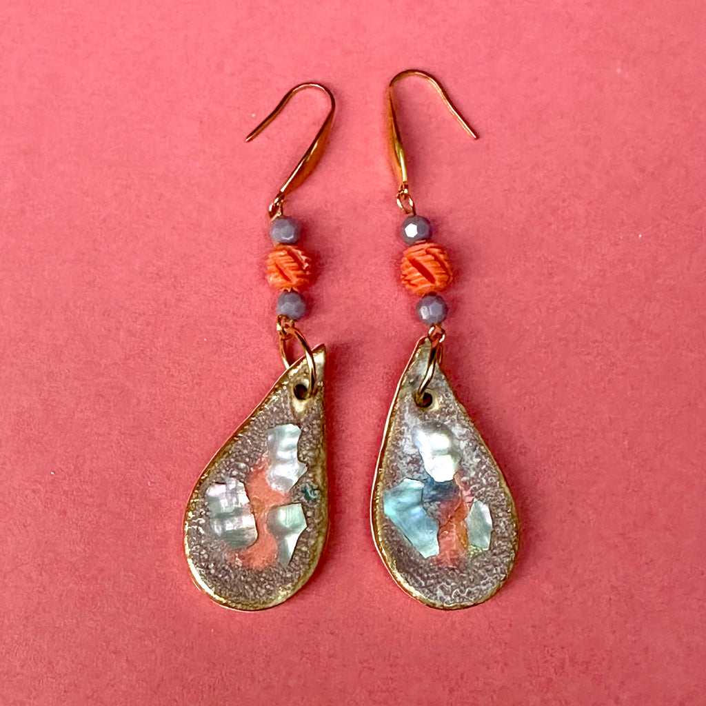 Gouttes en porcelaine mauve et corail
