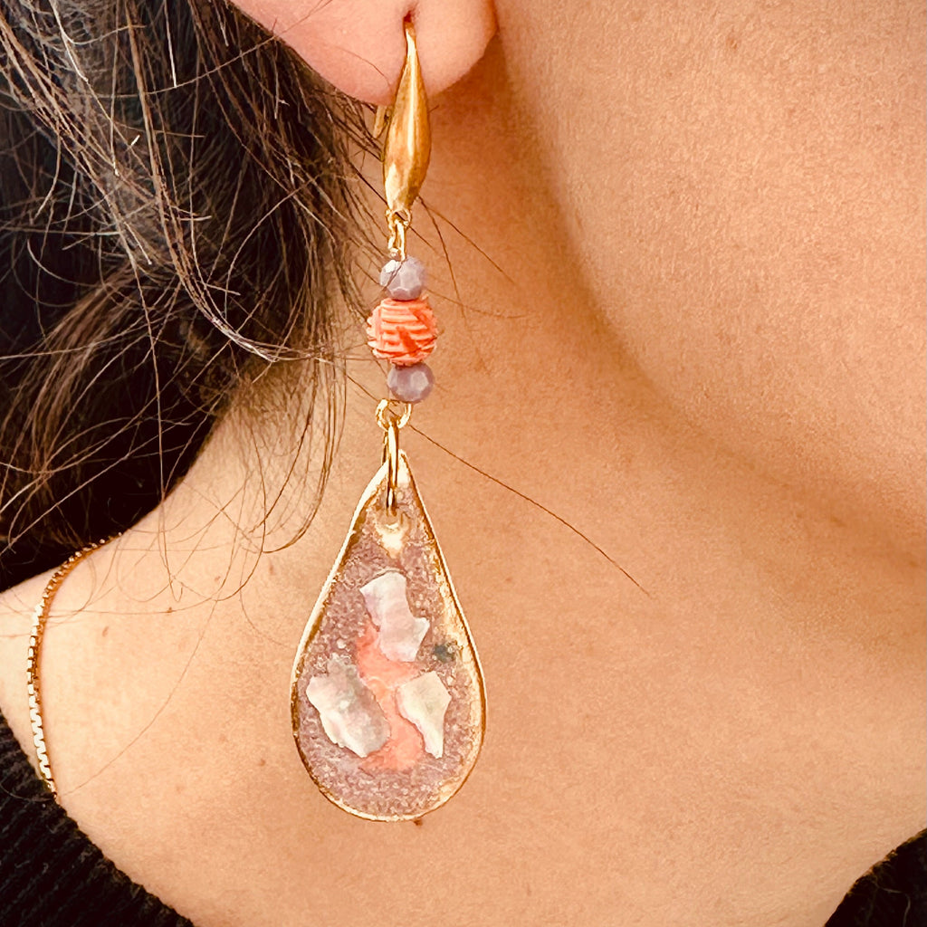 Gouttes en porcelaine mauve et corail