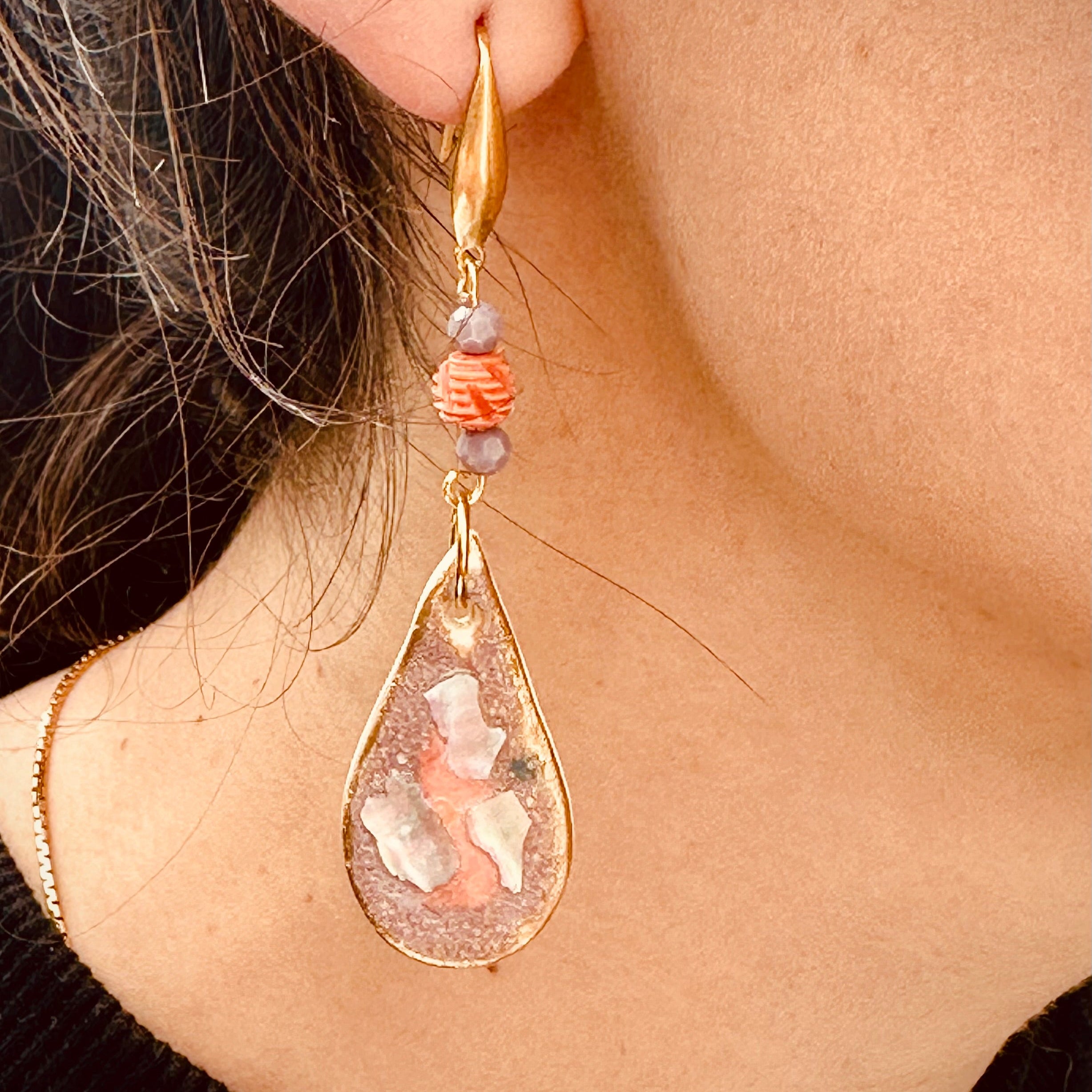 Gouttes en porcelaine mauve et corail