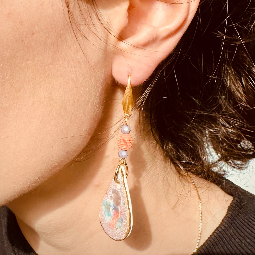 Gouttes en porcelaine mauve et corail