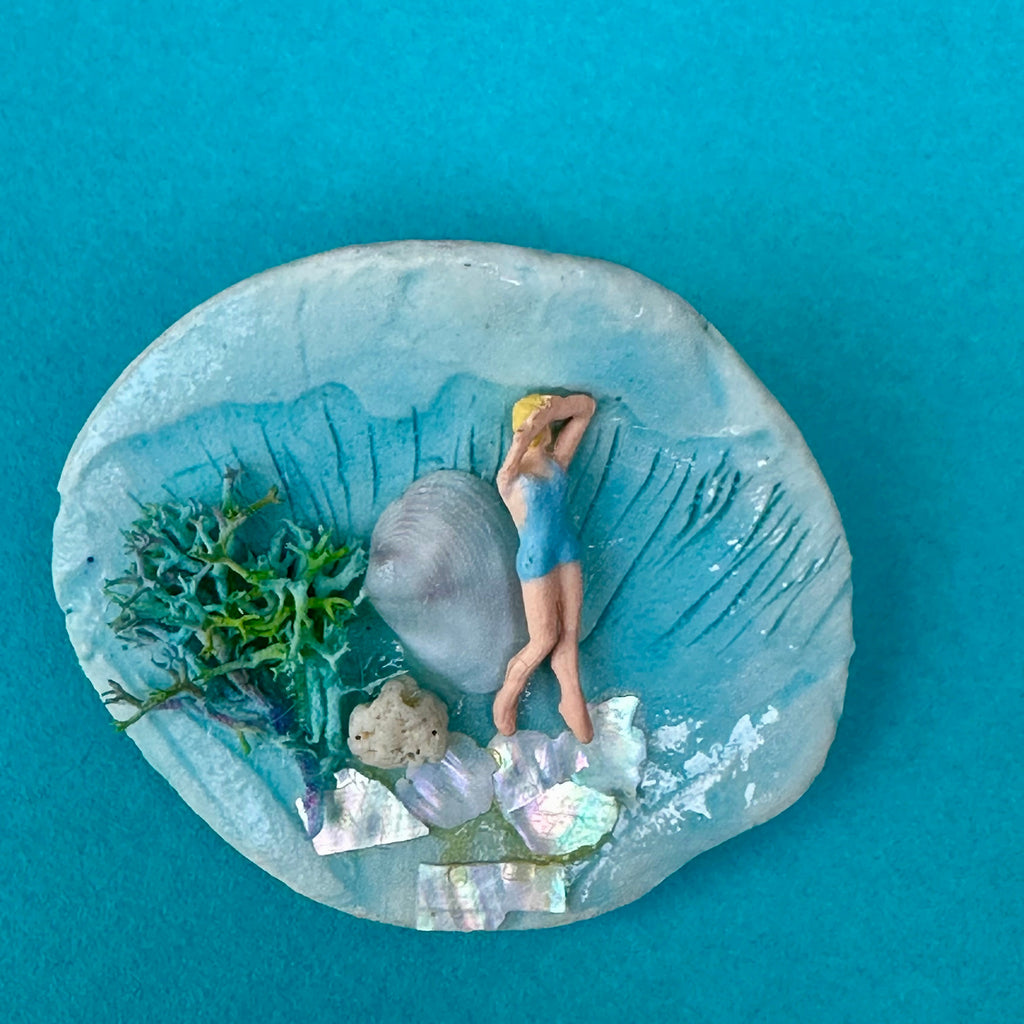 Broche "Elle attend toujours le marchand de glaces"