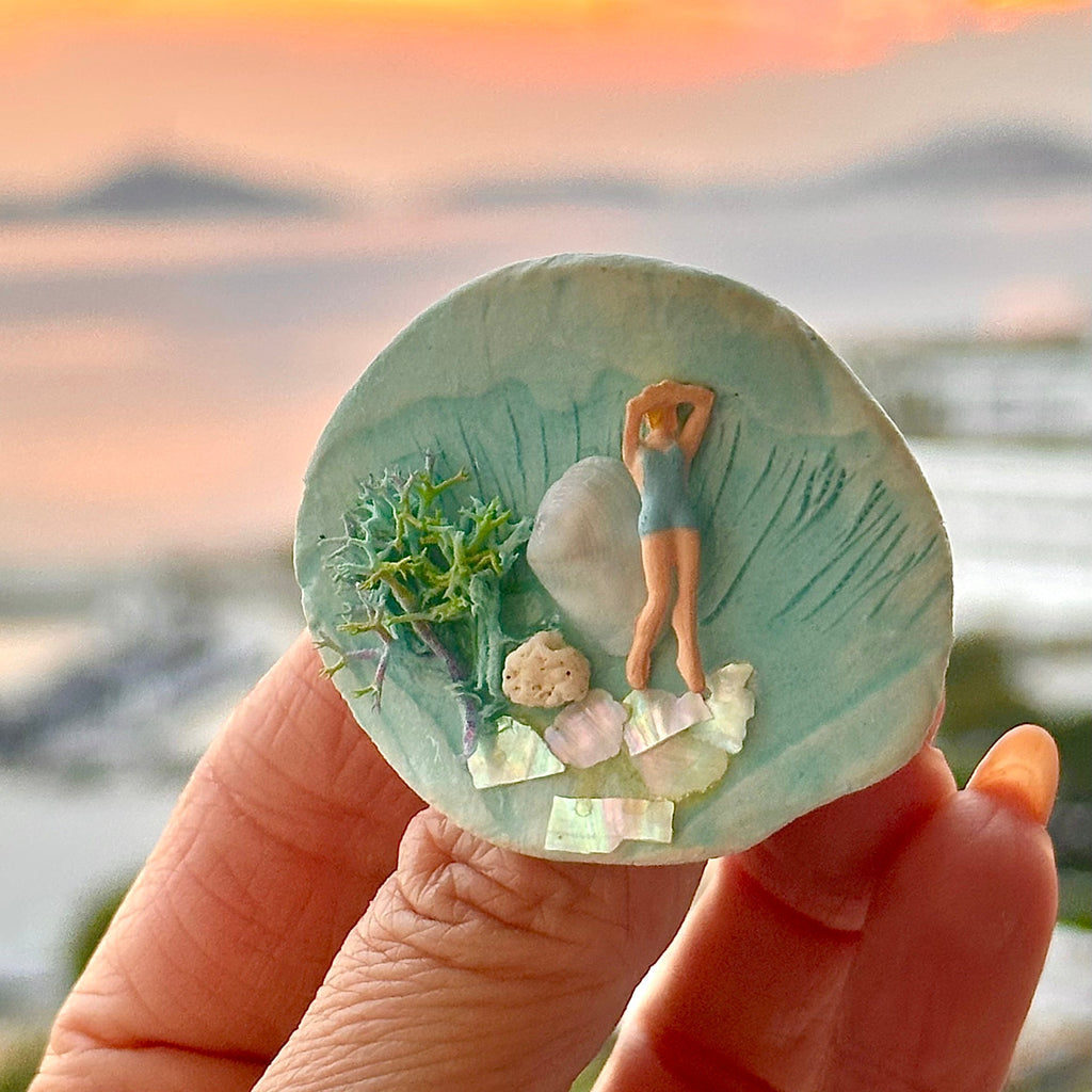 Broche "Elle attend toujours le marchand de glaces"