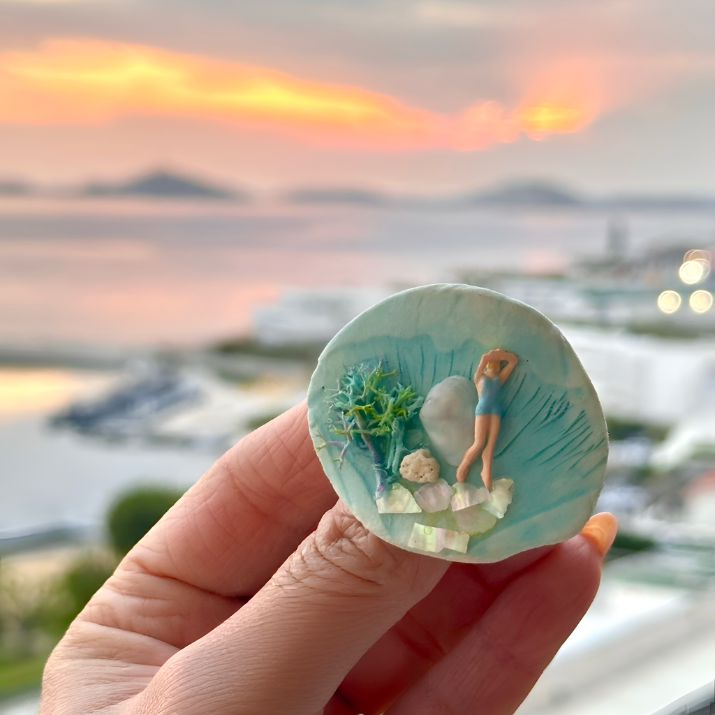 Broche "Elle attend toujours le marchand de glaces"