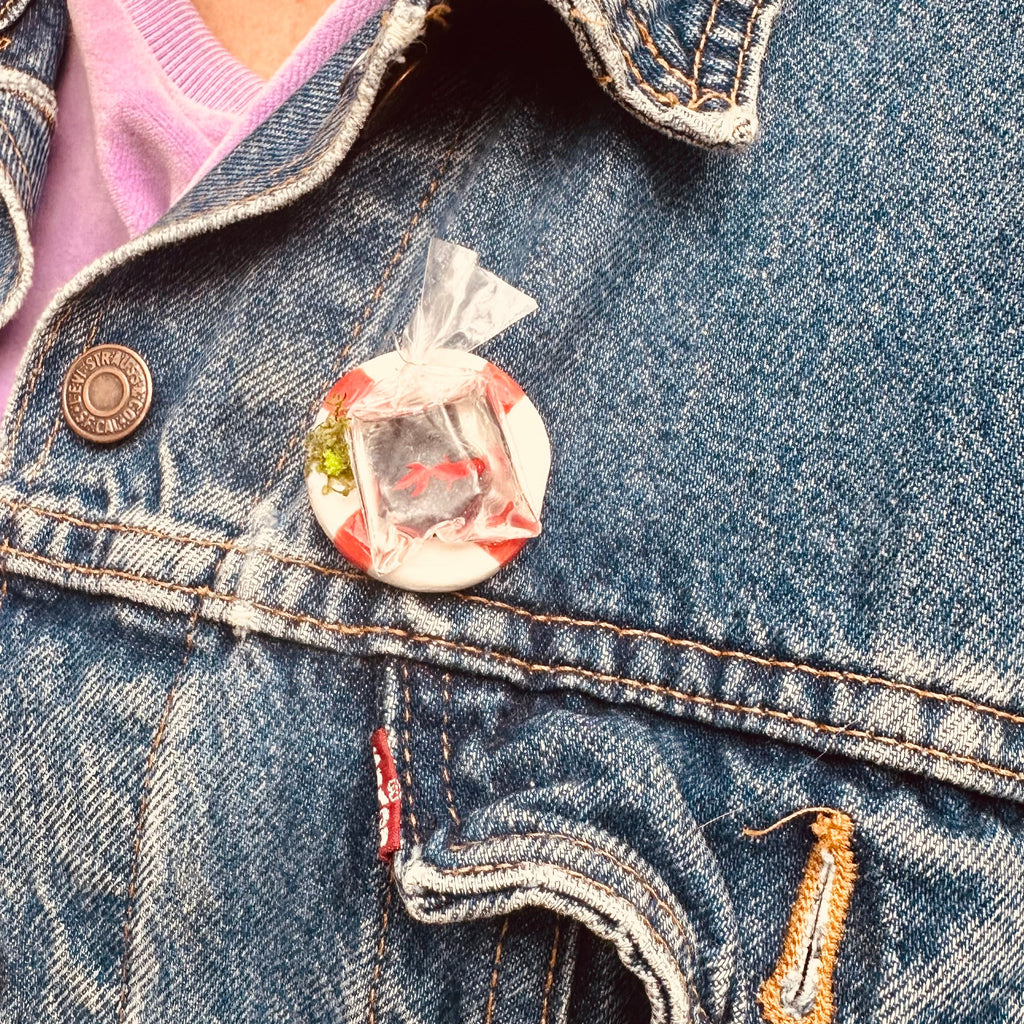 Broche "Aquarium de poche" rouge géométrique