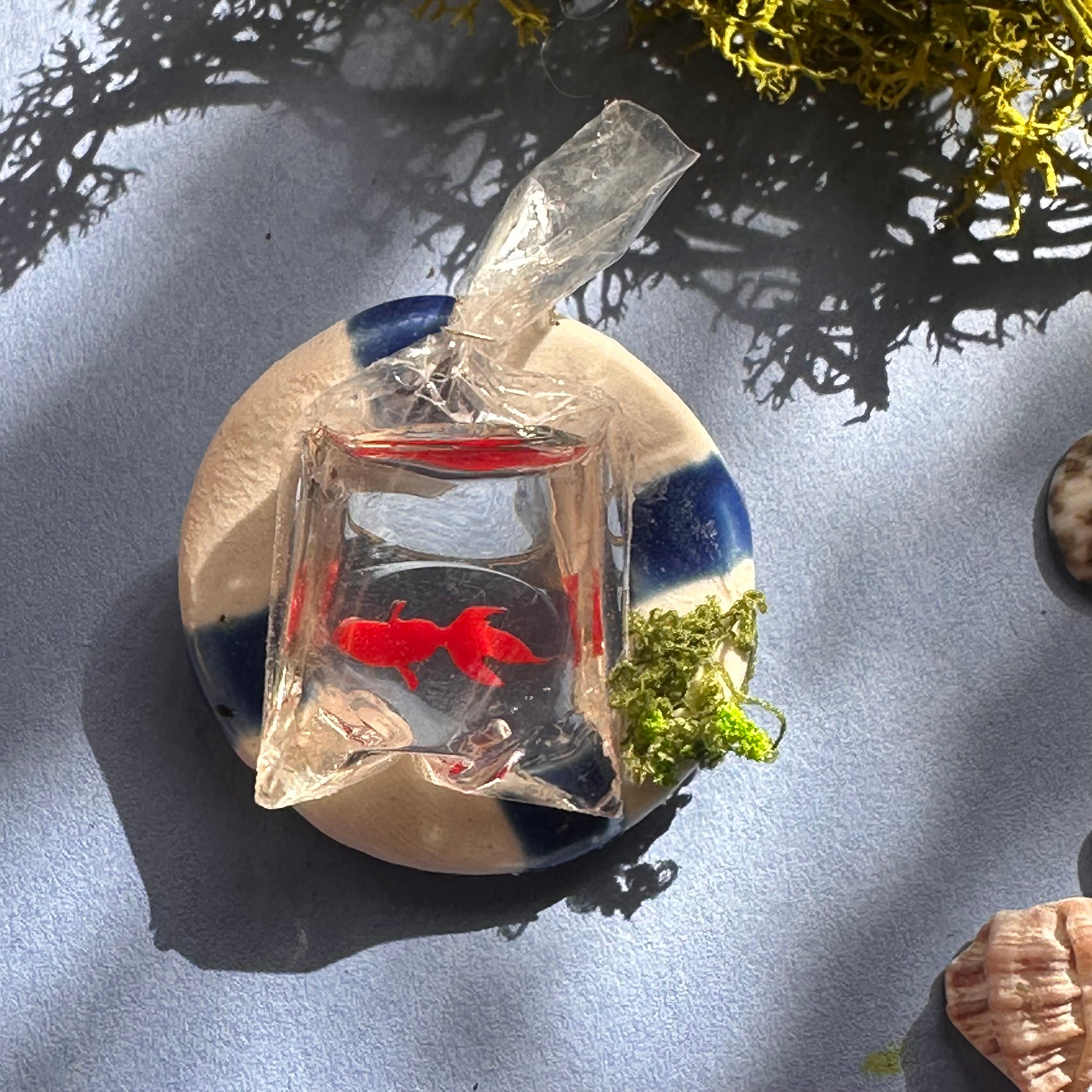 Broche "Aquarium de poche" bleue ronde