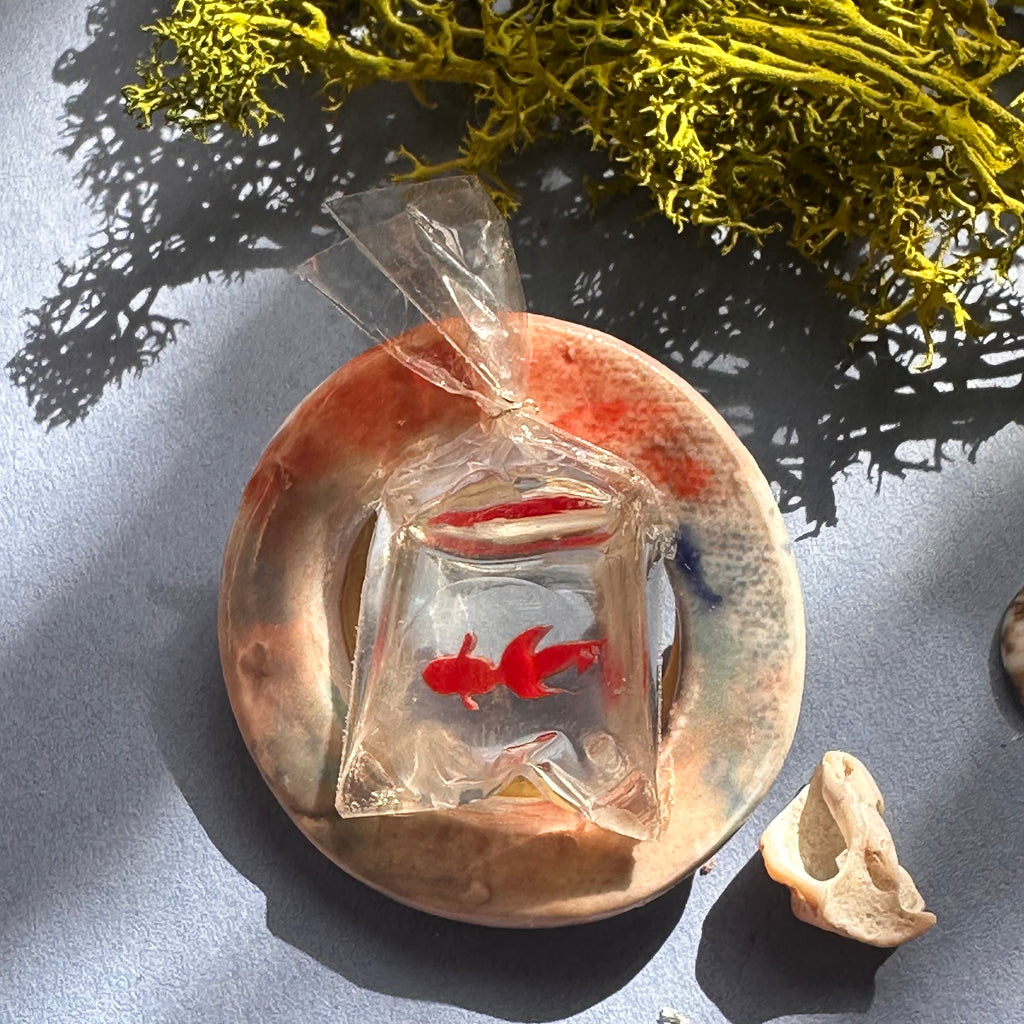 Broche "Aquarium de poche" grand dégradé rouge bleu