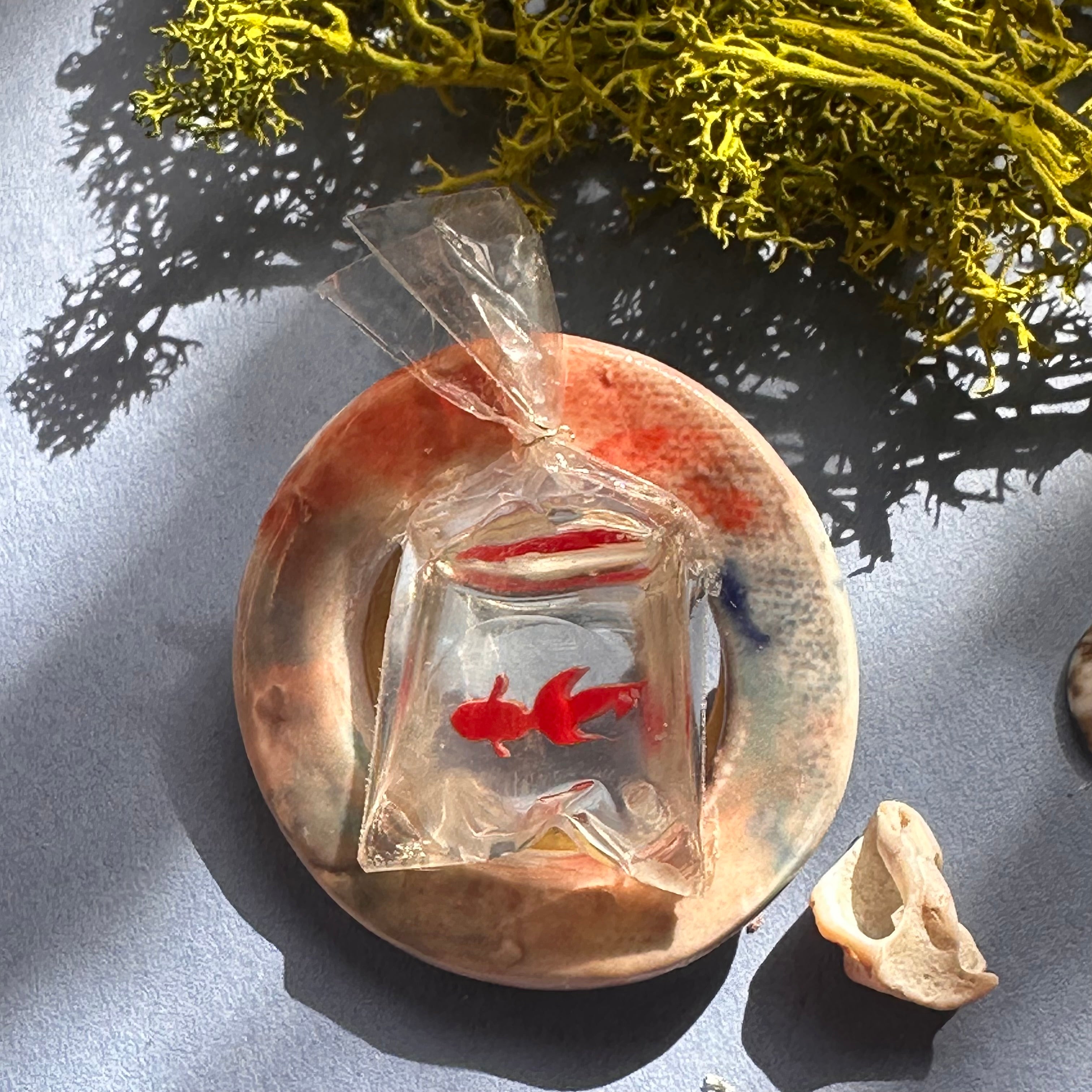 Broche "Aquarium de poche" grand dégradé rouge bleu