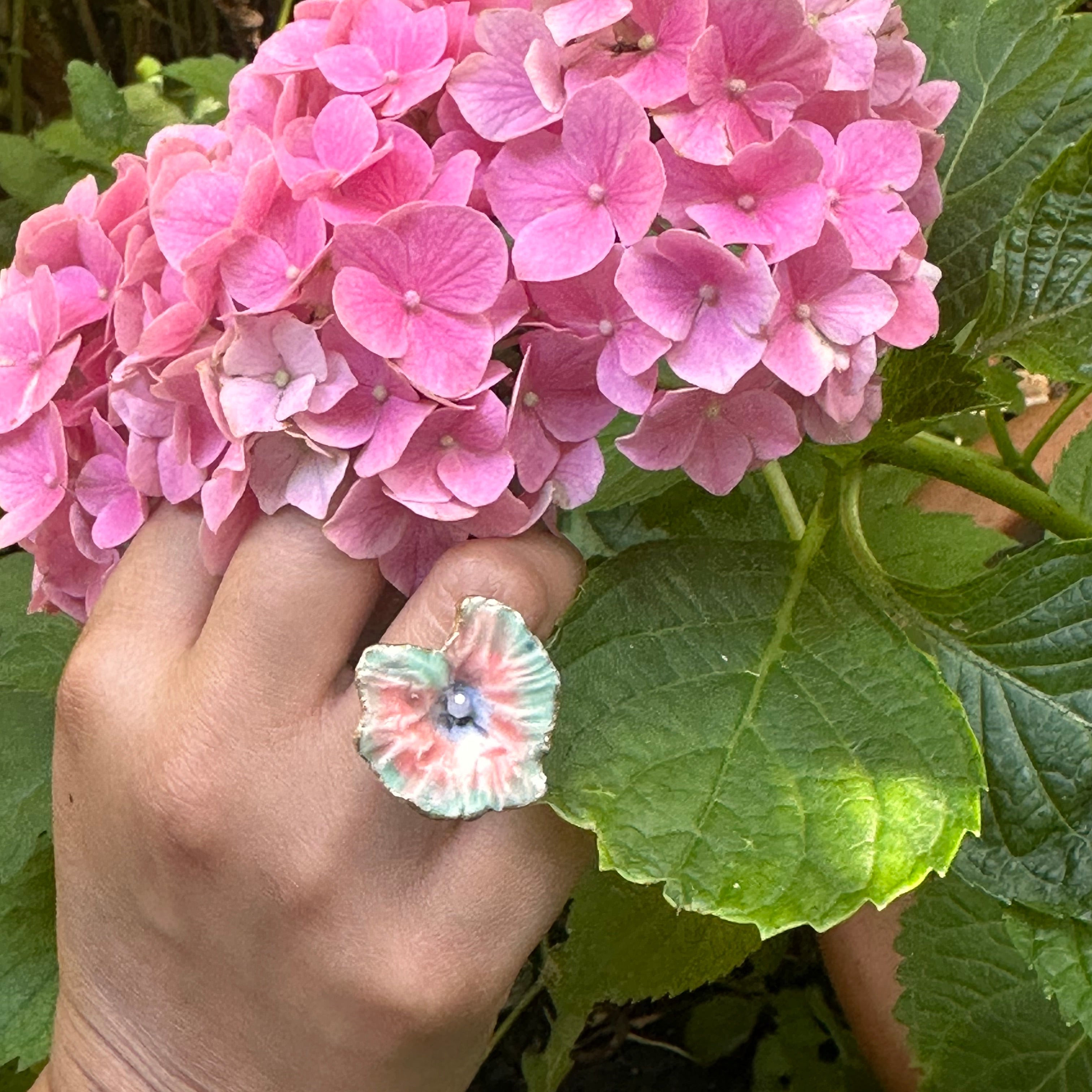 Bague tournoyante "Caladium vert rose"
