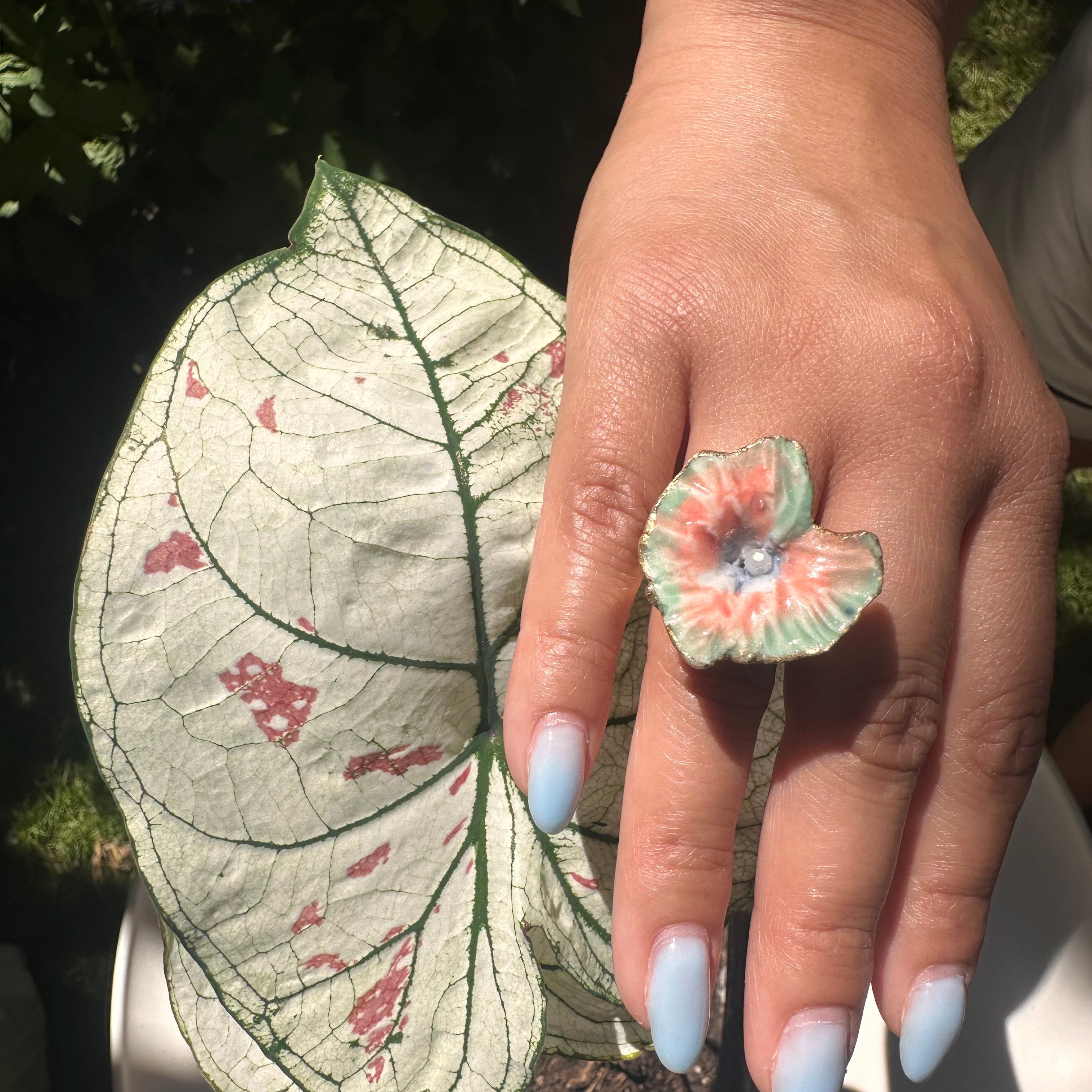 Bague tournoyante "Caladium vert rose"