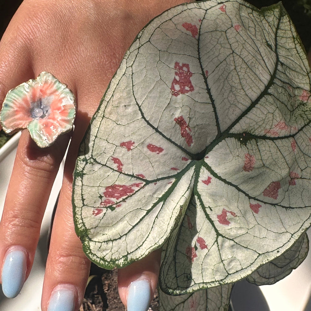 Bague tournoyante "Caladium vert rose"