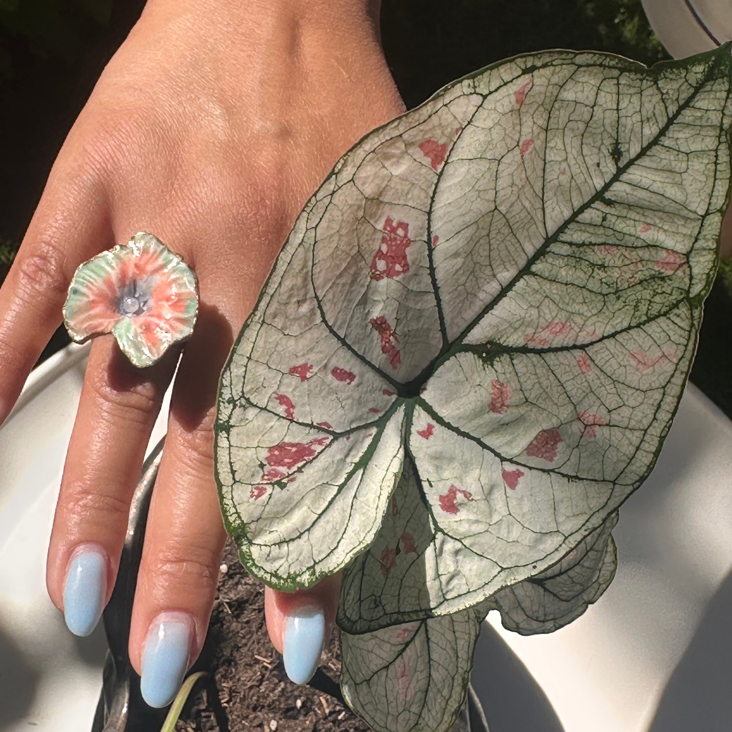 Bague tournoyante "Caladium vert rose"