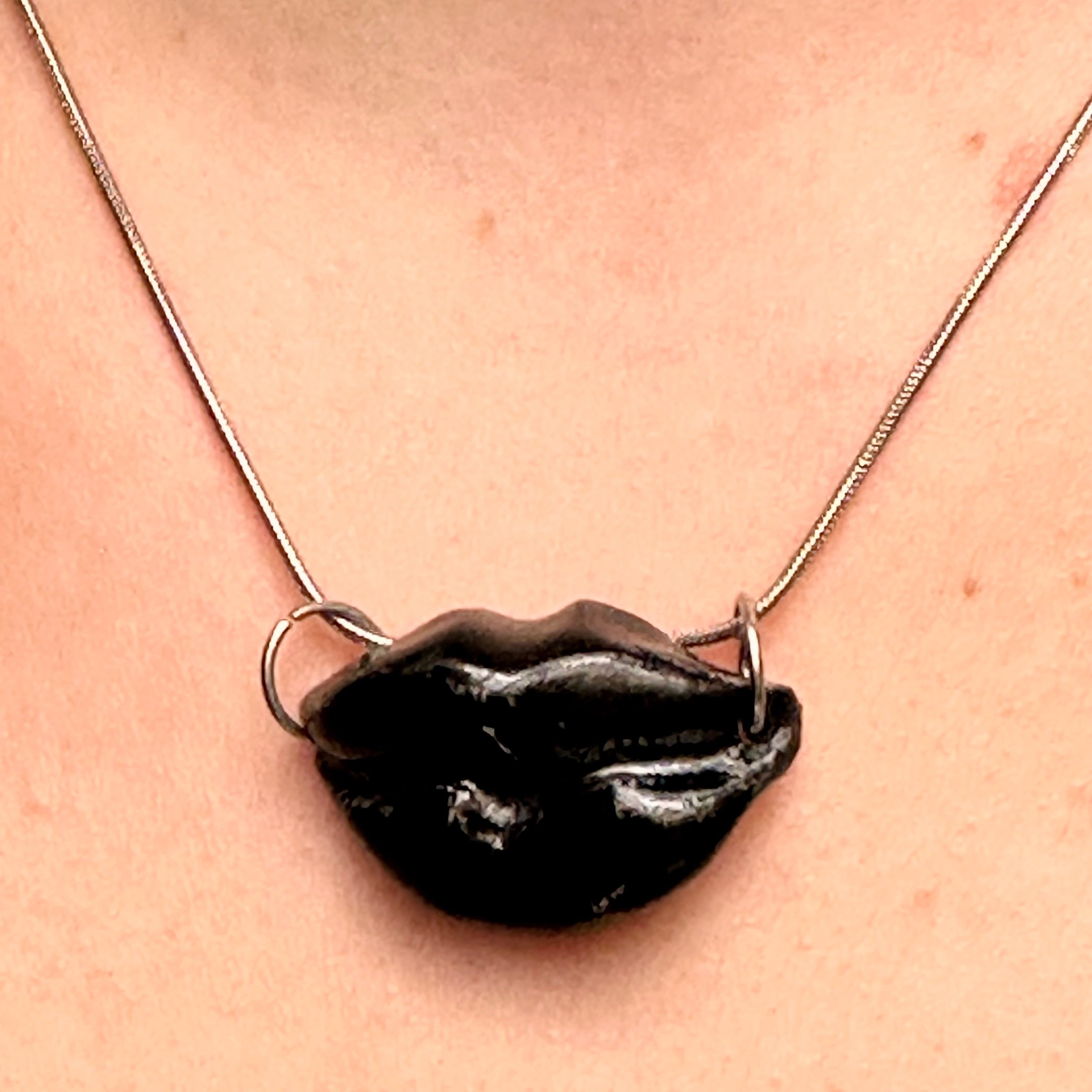 Crazy lips black velvet