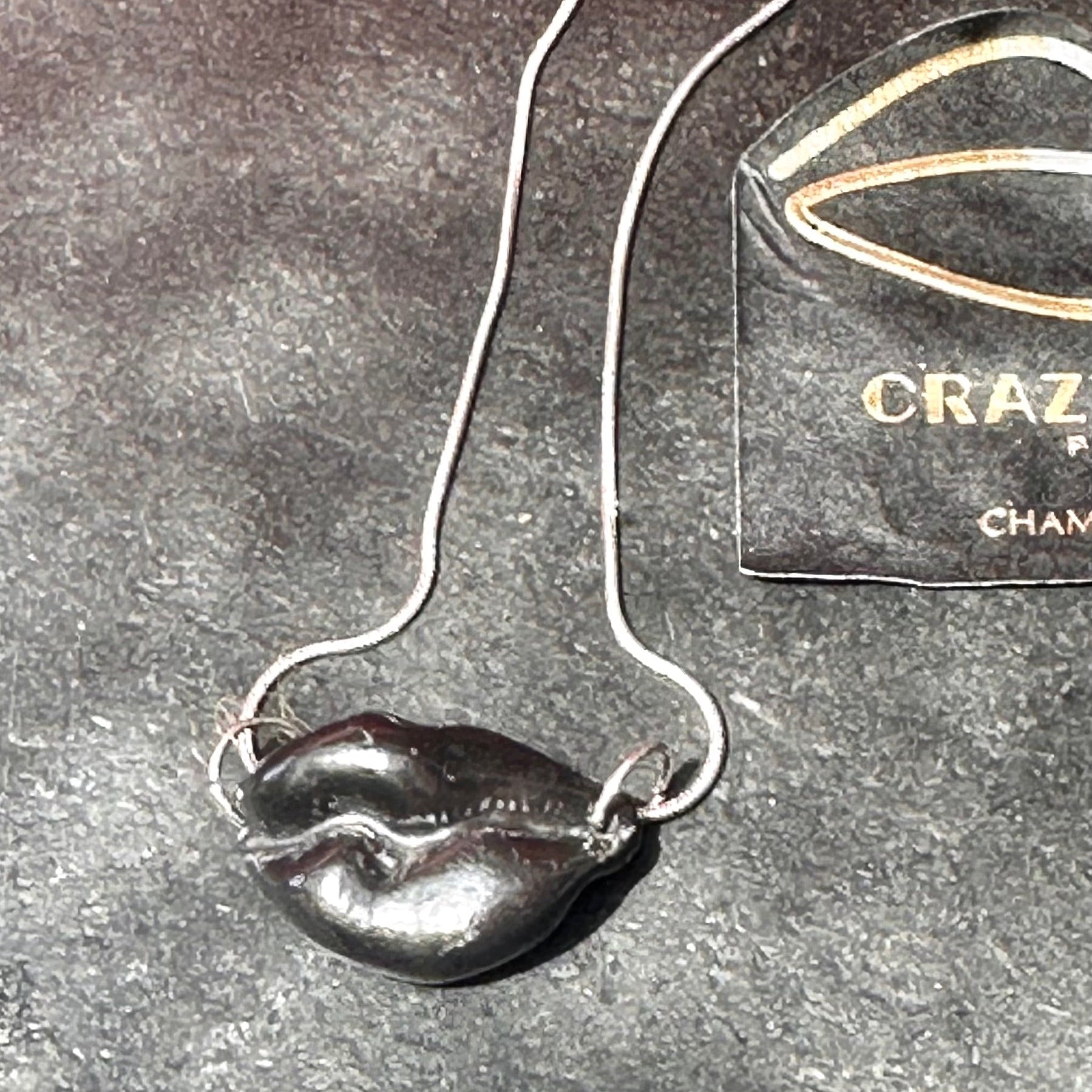 Crazy lips black velvet