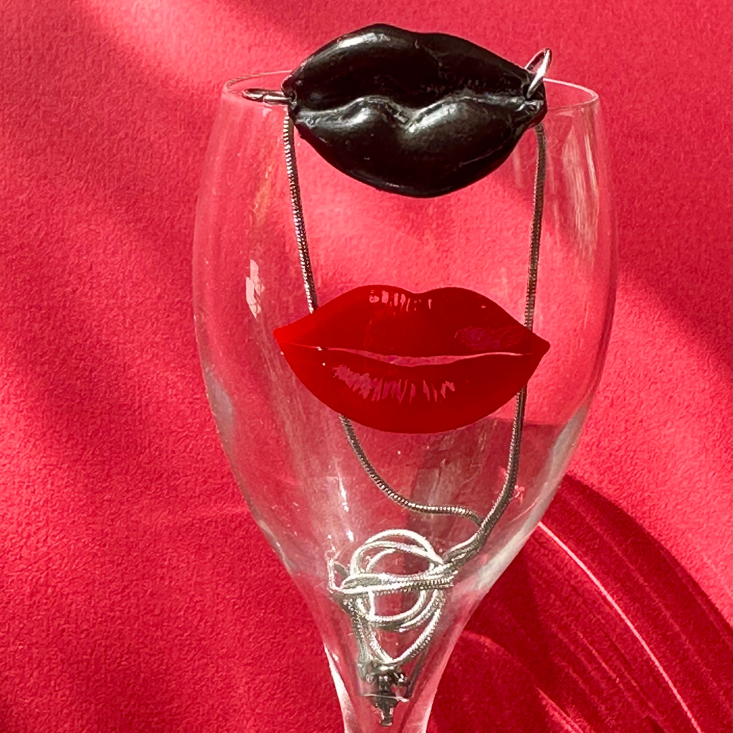 Crazy lips black velvet